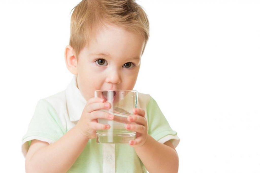 Có nên cho trẻ uống nước đóng chai