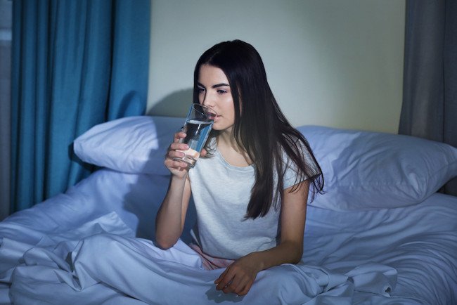Uống nhiều nước trước khi đi ngủ